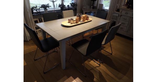 Eetkamertafel in grijze krijtverf