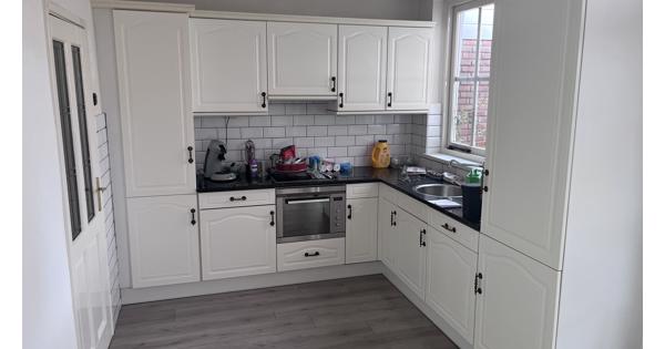 Nette keuken met marmer blad