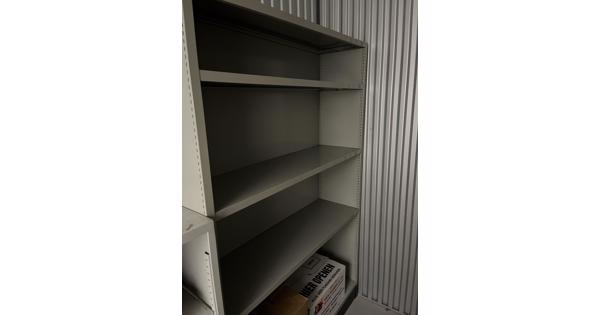 Stellingkasten; twee stalen en een houten kast