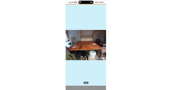 Twee industriële werktafels