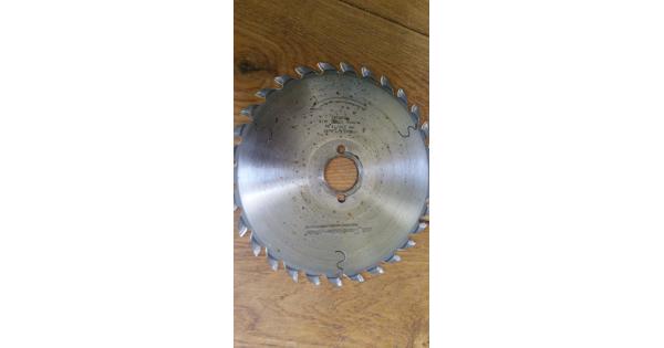 twee botte cirkelzaagbladen 190