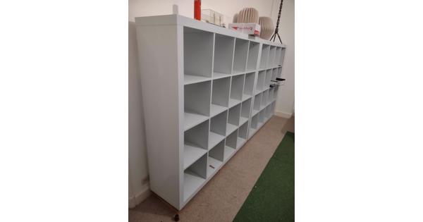 2 boekenkasten ca. 150x150m lichtblauw