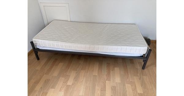 2 éénpersoons bedden met matras