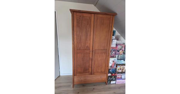 Grote donkerbruine kledingkast
