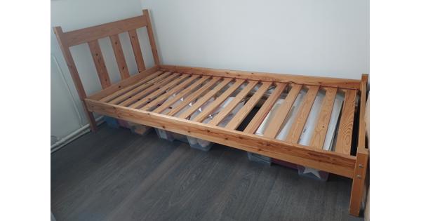 Bed, eenpersoonsbed 200x90, ikea, hout
