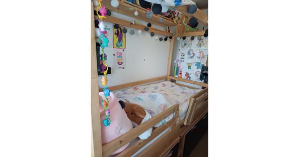 Zelf gemaakt bed (huisje)