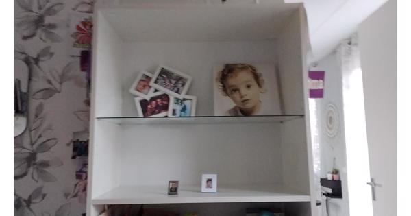 Witte Ikea kast met glasplaat