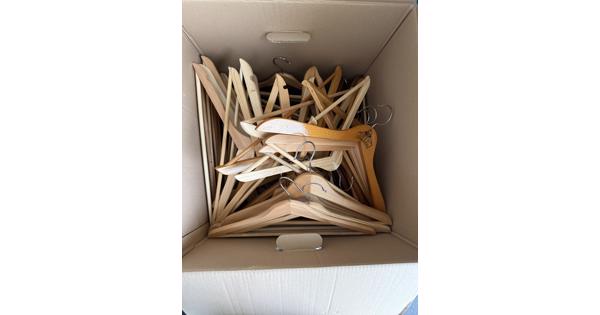 Houten kledinghangers