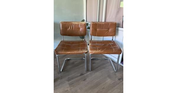 2 eetkamer stoelen cognac kleur