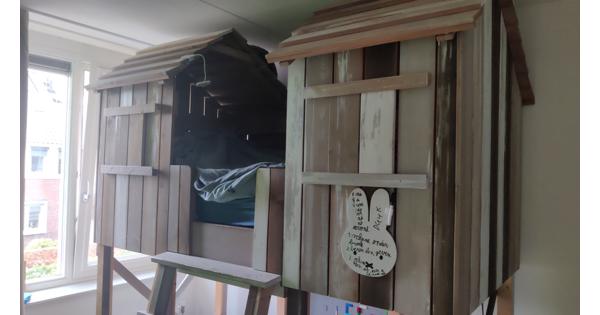 Huisjesbed, bureaus Ikea en kleed. 