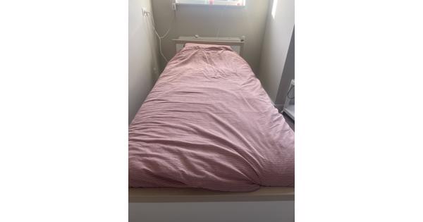 Bed 90 x 200 cm in wit met licht eiken