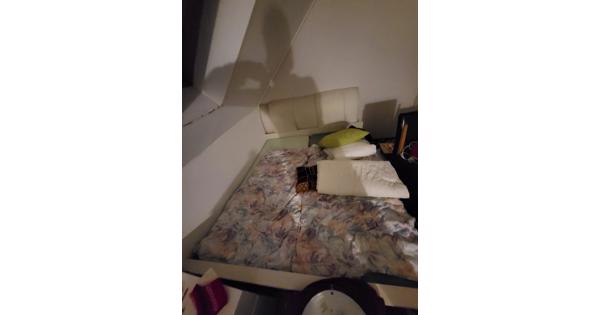 Tweepersoons bed inclusief matrassen.