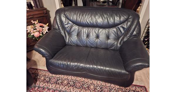 Zwart leren 2 Zitter bank en een 1 zitter stoel
