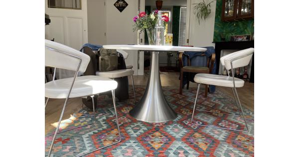 Eettafel, ovaal, wit blad op chromen poot.
