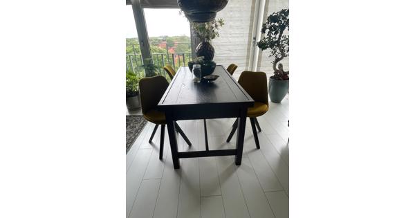 Eettafel compleet met stoelen. 