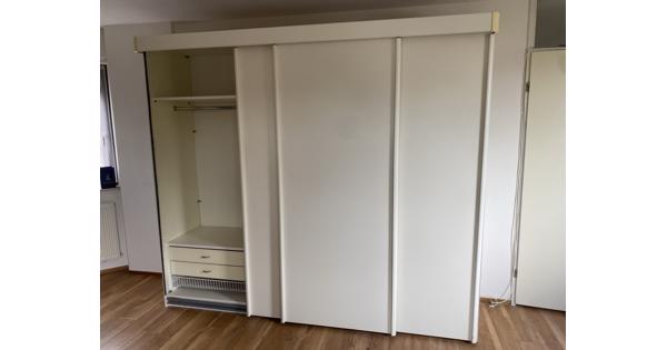 witte kledingkast