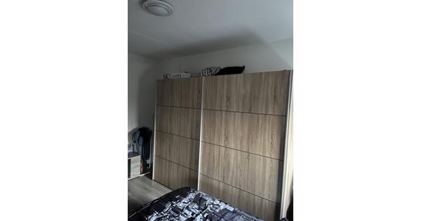 Grote kledingkast op te halen vanaf zondag einde van de middag