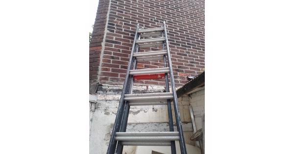 Uitschuifbare ladder in goede staat