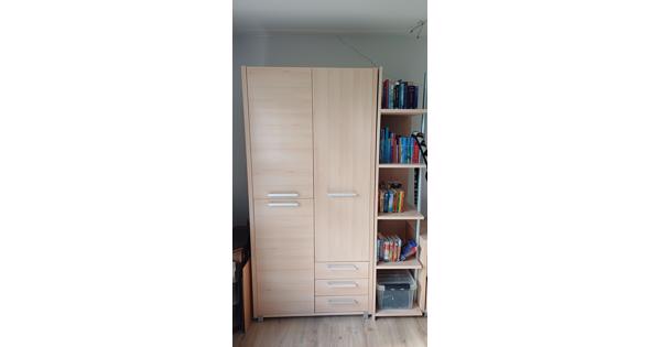 Mooie kledingkast met losse boekenkast