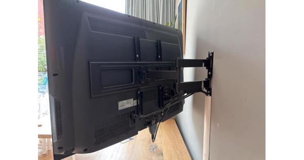 LG TV met muurbeugel (moet snel weg)