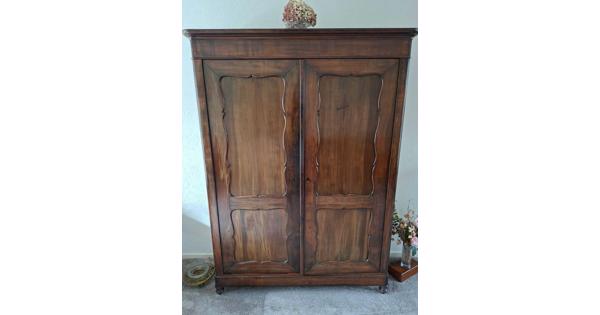Antieke kast. Massief hout