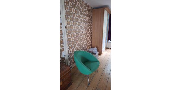 2 deurs witte kledingkast en kledingkast met glazen deur