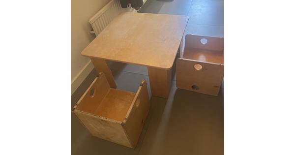 Tafel en twee stoeltjes voor peuters en kleuters