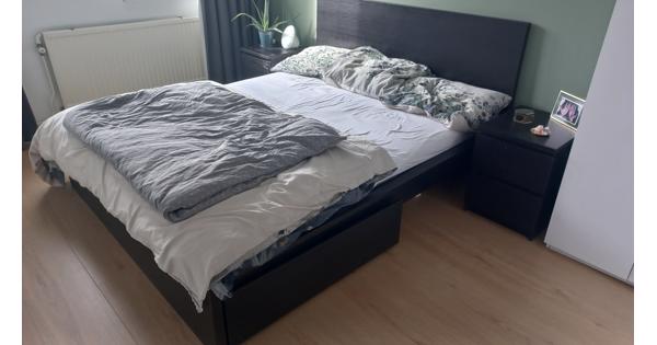 Tweepersoonsbed zwart met lades en nachtkastjes