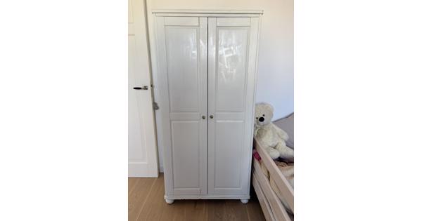 Mooie houten kledingkast