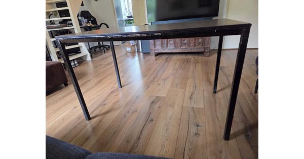 Stevige (werk/hobby/eet)tafel met oppervlakkige beschadigingen