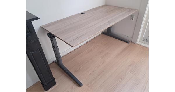 In hoogte verstelbaar bureau