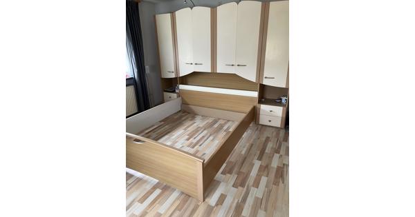 Zeer praktische brugkamer, 160x200 met bovenbouw i.z.g.st