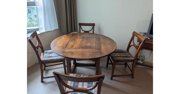 Eettafel inclusief 4 bijbehorende stoelen