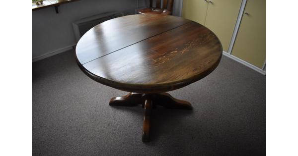 Ouderwetse donker-eikenhouten eettafel voor 4 tot 6 personen