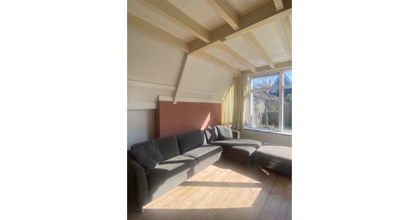 grijze hoekbank met voetensteun