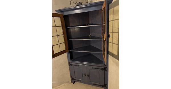 Groene hoekkast met glazendeurtjes