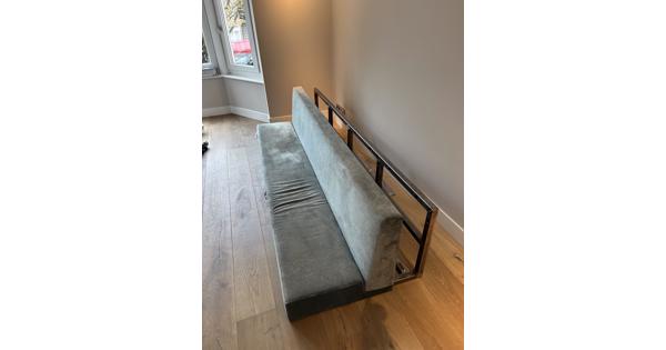 Wandbank met staalconstructie