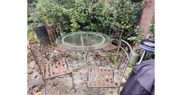 metalen stoelen en tafel met glas plaat voor de tuin