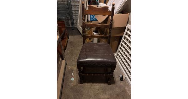 Antiek houten stoel met lederen zitvlak