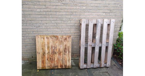 Twee houten pallets