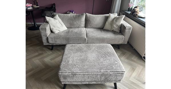 Grijze ribstofbank 2,5 zits + hocker 