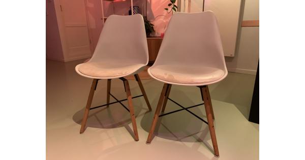 Twee eetkamerstoelen