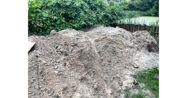 Zand, ongeveer 10 kuub, in te laden met kruiwagen