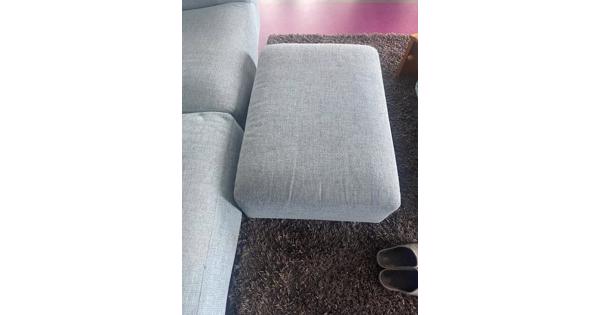 light blauwe bank en voetrust