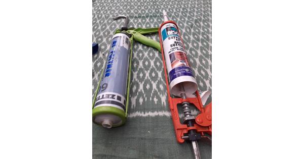 Kitspuiten, twee stuks