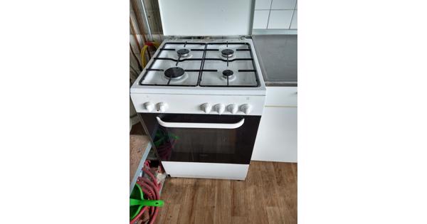 Gasfornuis met elektrische oven. Knoppen kunnen af en toe los springen en bovenwarmte oven is stuk.