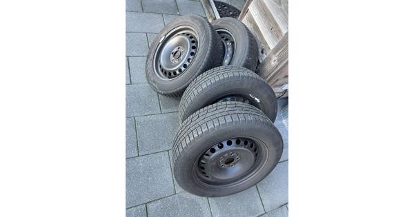 4 winterbanden op metalen velg Ford C Max 