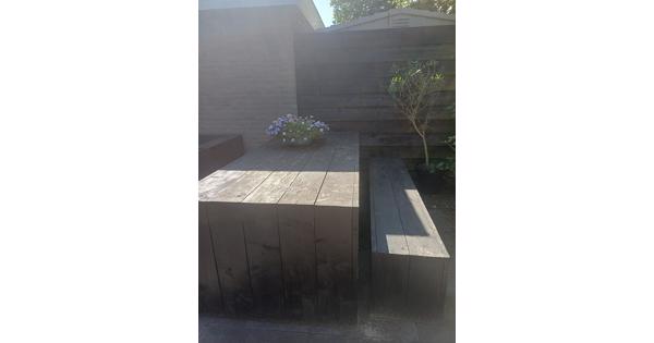Tuintafel en bankje