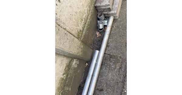 Betonnen stootbanden & aluminium paal voor bevestiging schommel