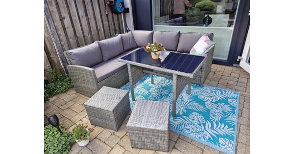 Gratis tuin lounge set,  1 bank deel is bovenop aan het losgaan.  Andere is nog goed